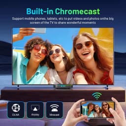 TV98 ATV Mini 8K preto com Android TV: tela exibindo selfie de amigos, suporte a Chromecast integrado, DLNA, AirPlay e Miracast para espelhamento sem fio