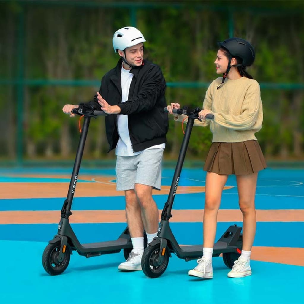 Trottinette Xiaomi Electric Scooter 4 Lite 2e géné reconditionnée Classe A, cadre noir mat, pneus larges, phare LED avant, frein arrière, design pliable