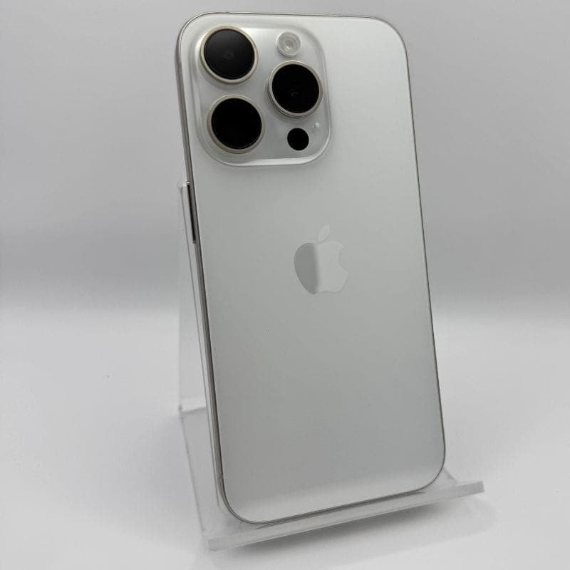 Dos en titane blanc, logo Apple centré, module triple caméra proéminent, bords plats métallisés; finition soignée d’un iPhone 15 Pro 256Go 5G