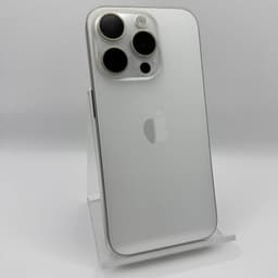Dos en titane blanc, logo Apple centré, module triple caméra proéminent, bords plats métallisés; finition soignée d’un iPhone 15 Pro 256Go 5G