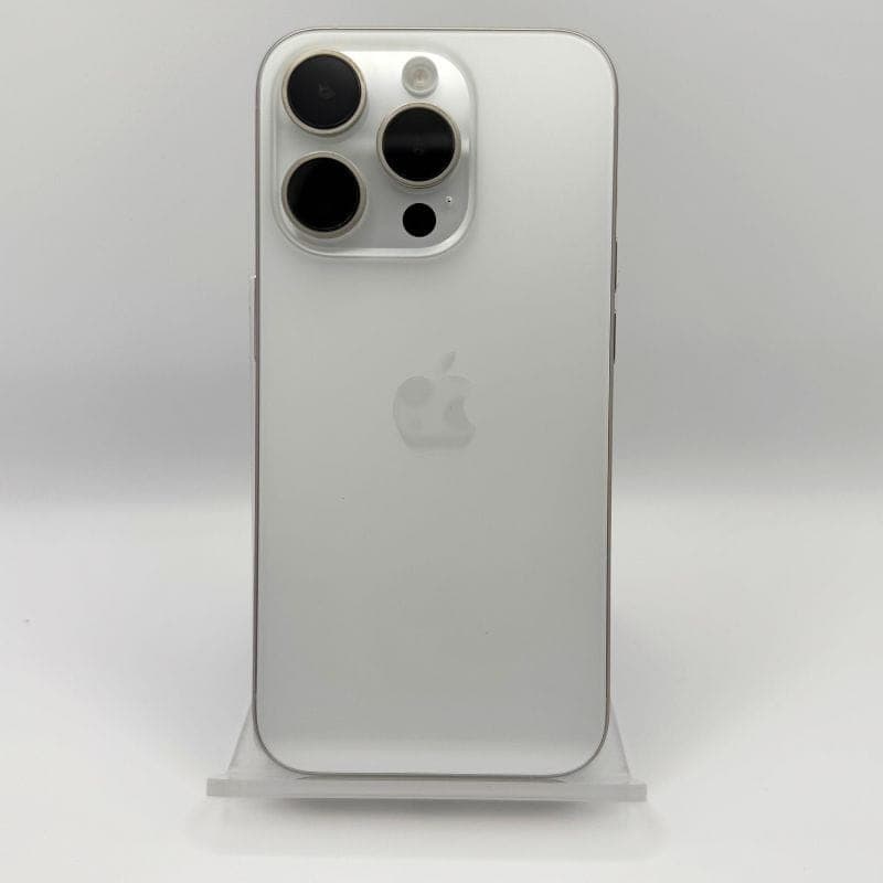 Dos en titane blanc, logo Apple centré, triple capteur photo proéminent avec flash; bords mats et lignes épurées, support transparent minimaliste.