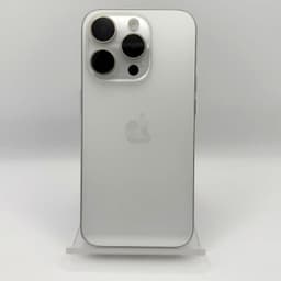 Dos en titane blanc, logo Apple centré, triple capteur photo proéminent avec flash; bords mats et lignes épurées, support transparent minimaliste.
