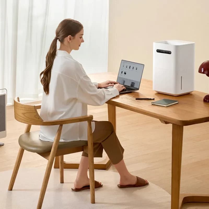 Xiaomi Smartmi Evaporative Humidifier 3 branco sobre mesa de madeira, design minimalista com visor e abertura superior; ambiente moderno e clean