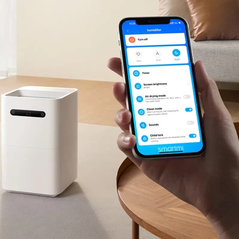 Xiaomi Smartmi Evaporative Humidifier 3 - Umidificador branco minimalista com painel discreto; controle por app no smartphone exibindo modos e timer