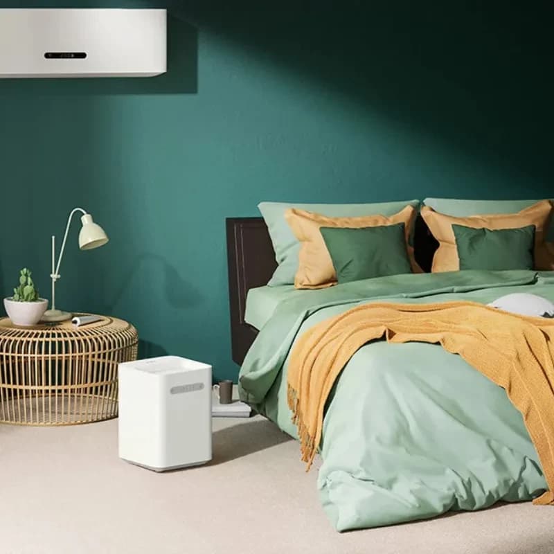 Smartmi Evaporative Humidifier 3 Lite - Umidificador branco cúbico com painel frontal cinza, design minimalista para quarto moderno com cama verde