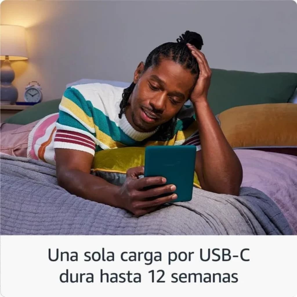 Amazon Kindle Paperwhite 12ª Gen 16GB negro con pantalla sin reflejos; persona leyéndolo en cama. Texto destaca carga USB-C con duración hasta 12 semanas.