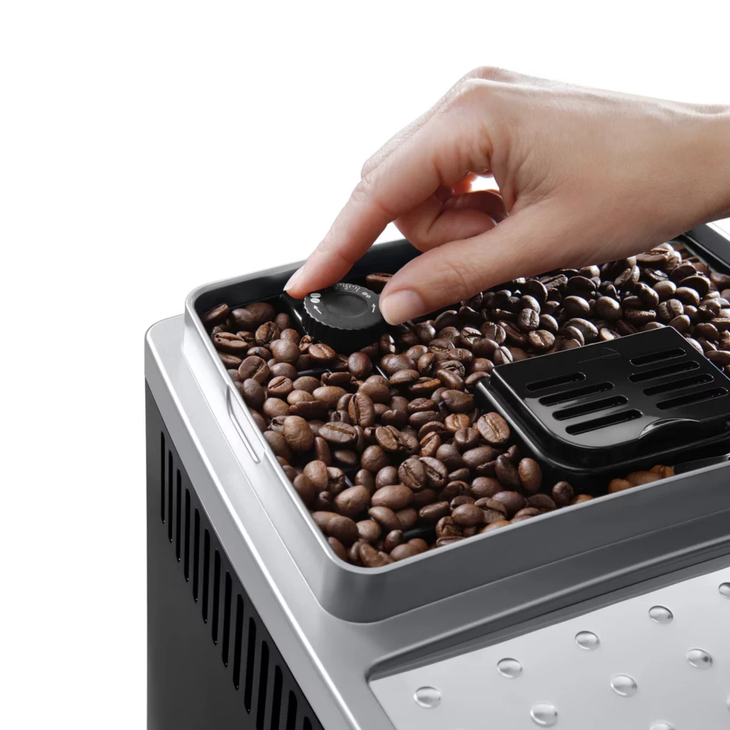 Máquina de café superautomática prata com painel frontal preto, bicos duplos para dois expressos, vaporizador lateral em aço e bandeja perfurada removível - Item2