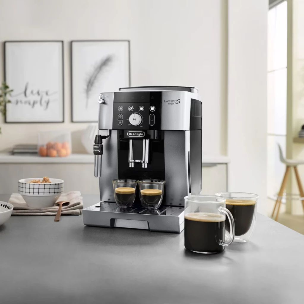 Máquina de café superautomática prata com painel frontal preto, bicos duplos para dois expressos, vaporizador lateral em aço e bandeja perfurada removível - Item3