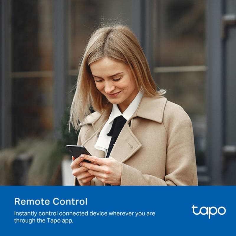 TP-Link Tapo P110M WiFi - Prise intelligente montrée avec contrôle à distance via smartphone, appli Tapo, usage extérieur urbain, design moderne et compact