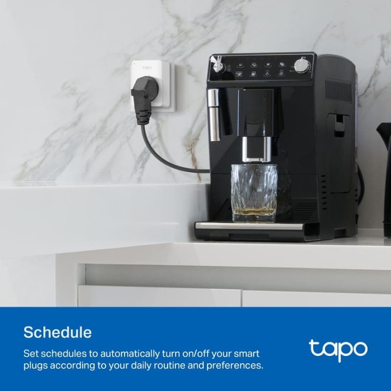 Prise connectée TP-Link Tapo P110M blanche sur mur, compact avec logo tapo, alimentant une machine à café via câble court; design discret, LED de statut