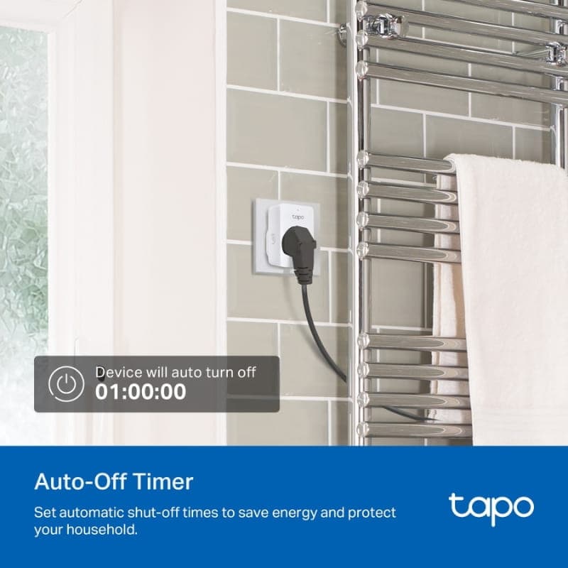 TP-Link Tapo P110M WiFi – prise intelligente murale blanche, affichage minuterie 1h, prise coudée noire branchée, salle de bain carrelée et