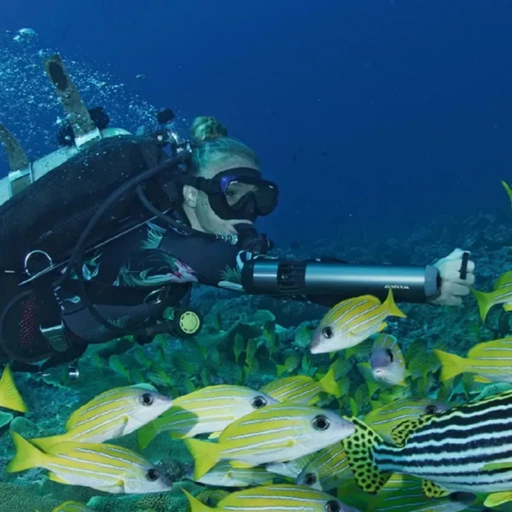 Waydoo Subnado fixé au bras du plongeur, propulseur gris ultra compact avec sangle, hélice protégée, design cylindrique pour exploration sous-marine