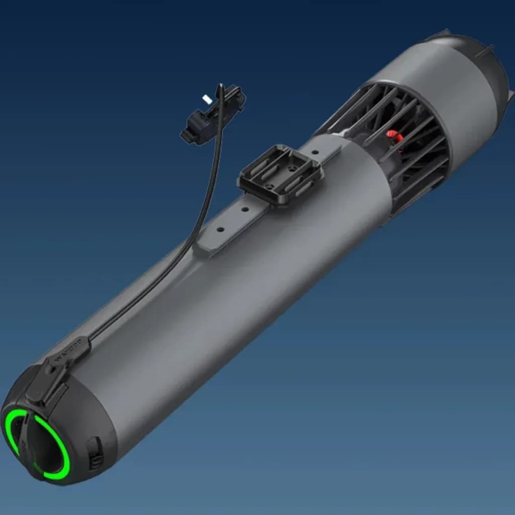 Waydoo Subnado - Scooter sous-marin ultra compact, cylindre gris avec hélice arrière cerclée de LED verte, supports de fixation et câble de commande visible