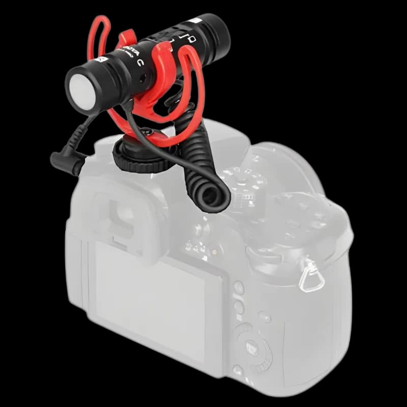 Boya BY-MM1 PRO microphone compact monté sur caméra avec support anti-choc rouge, corps métallique noir et câble spiralé TRS, idéal vlog et vidéo