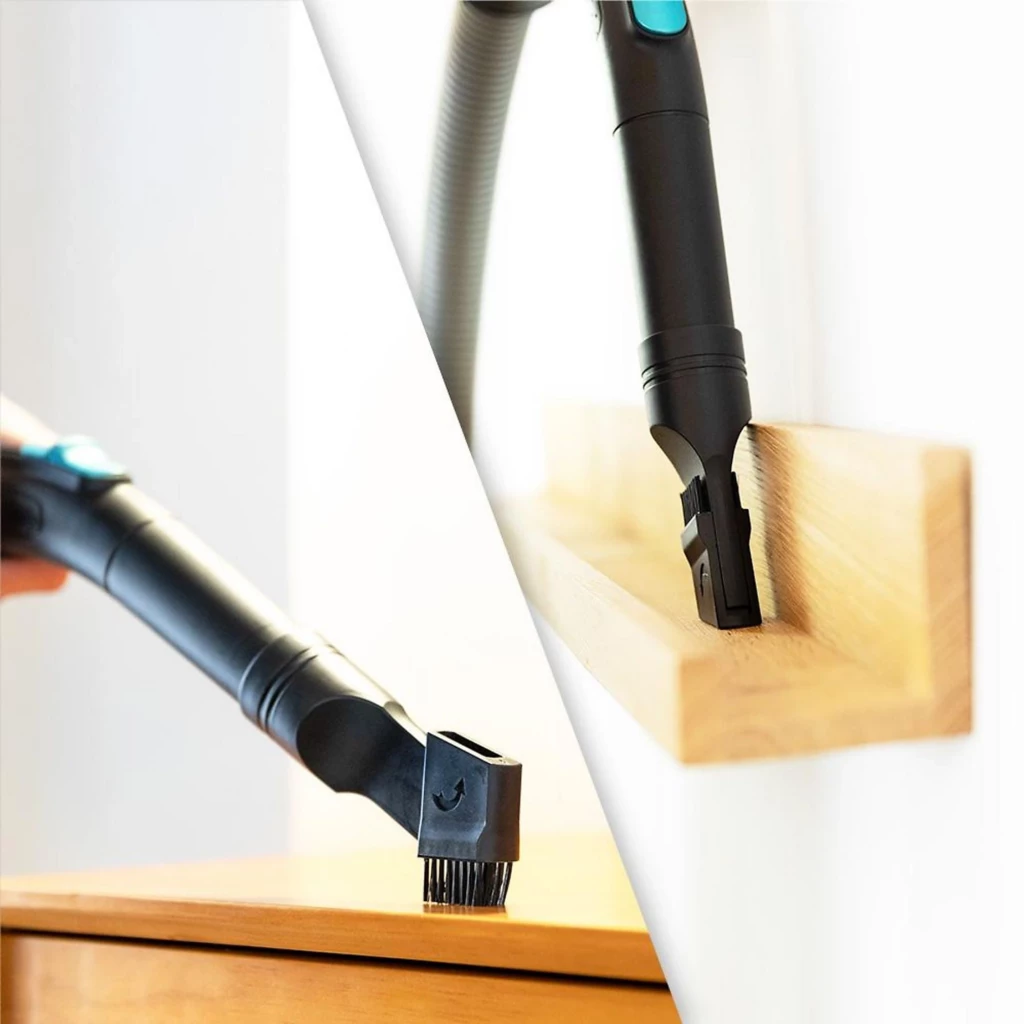 Aspirador de pó com saco preto, corpo compacto com rodas, mangueira flexível, tubo metálico telescópico e bocal largo; inclui acessório estreito para - Item8