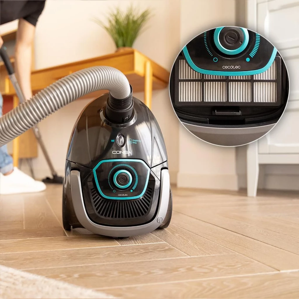 Aspirador de pó com saco preto, corpo compacto com rodas, mangueira flexível, tubo metálico telescópico e bocal largo; inclui acessório estreito para - Item4