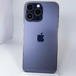 iPhone 14 Pro 128GB Dourado Renovado em excelente estado, traseira em vidro fosco roxo, moldura metálica e módulo de câmera tripla saliente