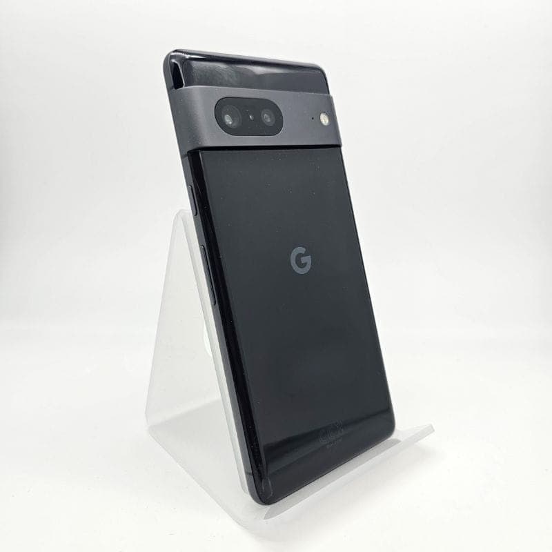 Smartphone noir au dos brillant avec bande caméra horizontale grise, double capteur et flash, logo G centré, posé sur support transparent minimaliste