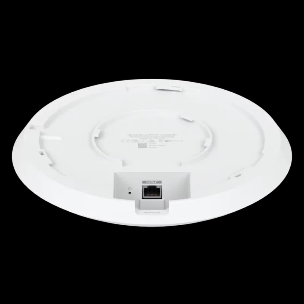 Base posterior del Ubiquiti U6 Enterprise: acabado blanco circular, puerto Ethernet PoE central, ranuras de montaje y etiquetas de certificación visibles