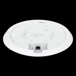 Base posterior del Ubiquiti U6 Enterprise: acabado blanco circular, puerto Ethernet PoE central, ranuras de montaje y etiquetas de certificación visibles