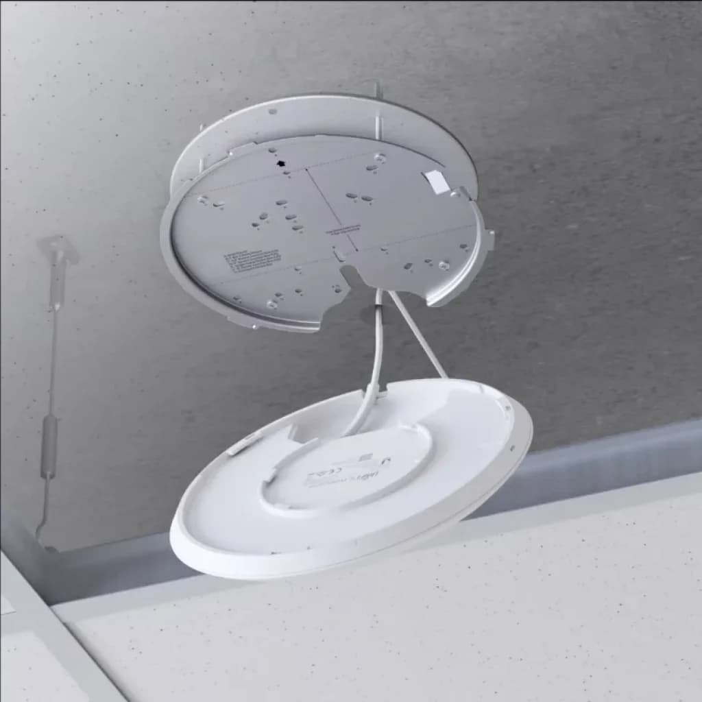Punto de acceso Ubiquiti U6 Enterprise montado en techo con placa circular y cables expuestos, diseño blanco minimalista para instalación PoE WiFi 6E