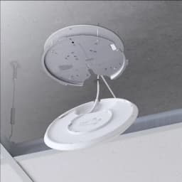 Punto de acceso Ubiquiti U6 Enterprise montado en techo con placa circular y cables expuestos, diseño blanco minimalista para instalación PoE WiFi 6E