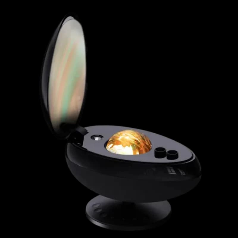 Projetor de luz Wanbo EVA Galaxy Light em formato oval preto, tampa refletiva aberta e cúpula luminosa âmbar, base giratória e botões superiores