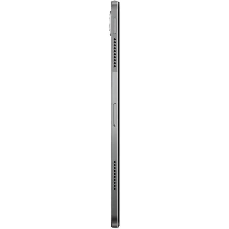Perfil lateral del Lenovo Tab P12 gris: cuerpo delgado en metal, botones de volumen, altavoces duales y módulo de cámara sobresaliente.