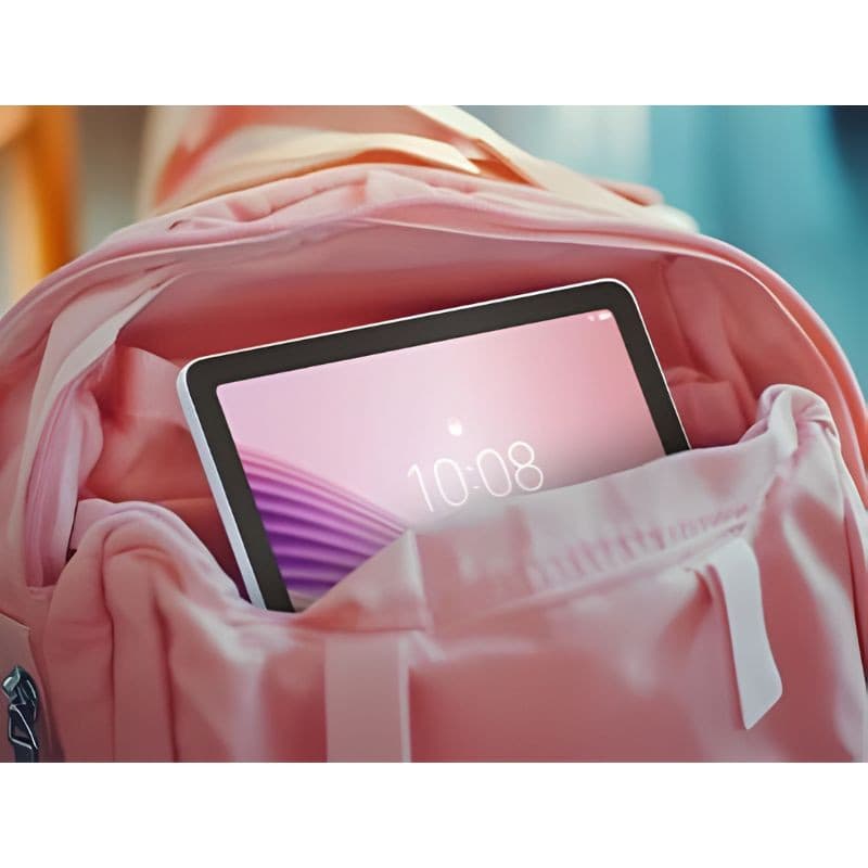Lenovo Tab 10,1" Gris Lune dans un sac rose, écran bord fin affichant 10:08, design fin, coin arrondi, 4G/Wi‑Fi, 4 Go RAM, 128 Go stockage.