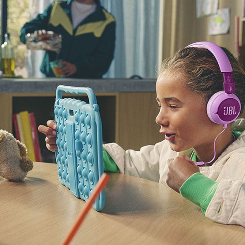 JBL Junior 320 Kids Violet image avec une fille