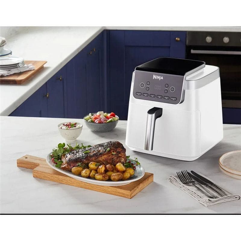Ninja Max Pro 6,2 L - Friteuse à air chaud à côté d'un plat fraîchement préparé