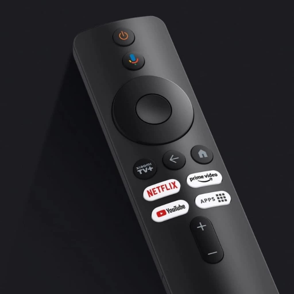 Control remoto negro minimalista con botones dedicados a Netflix, Prime Video, YouTube y Xiaomi TV+, micrófono para voz, navegación circular y volumen +/-