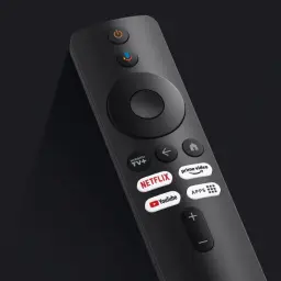 Control remoto negro minimalista con botones dedicados a Netflix, Prime Video, YouTube y Xiaomi TV+, micrófono para voz, navegación circular y volumen +/-