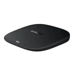 Xiaomi TV Box S 3rd Gen 4K negro mate, diseño compacto y curvo con luz LED frontal; carcasa minimalista y logo Xiaomi en la tapa superior