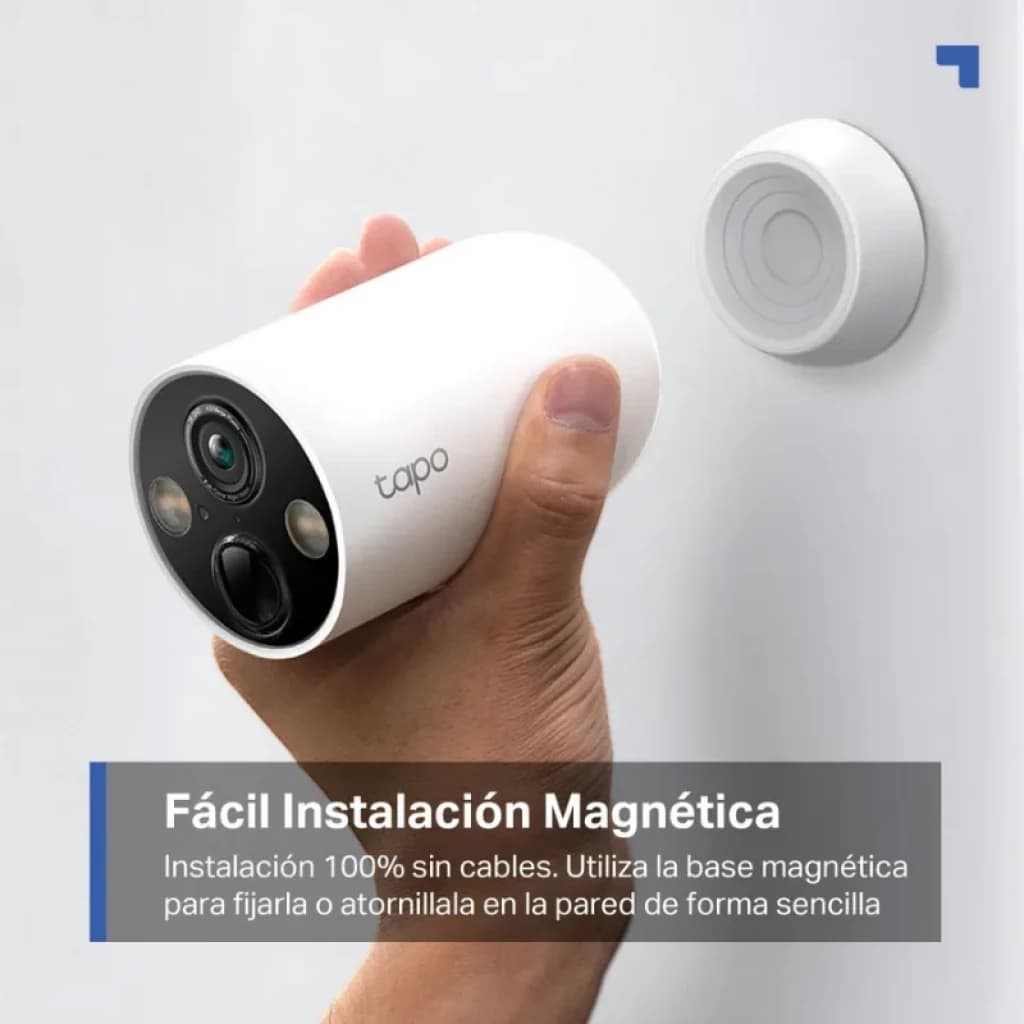 TP-Link Tapo C425 2K QHD blanche, cylindrique, avec base magnétique et conception sans fil ; lentille frontale et capteurs visibles pour l'extérieur IP66