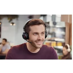 Jabra Evolve2 65 UC Stereo USB-A Preto, sendo usado por um humano