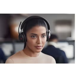 Jabra Evolve2 65 UC Stereo USB-A Preto, sendo usado por um humano como auscultadores
