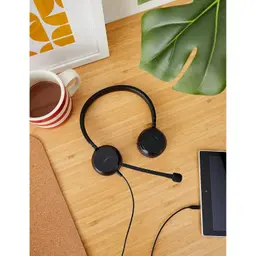 Jabra Evolve 30 II Stereo Jack 3.5 - Auscultadores com diadema, foto real sobre uma secretária