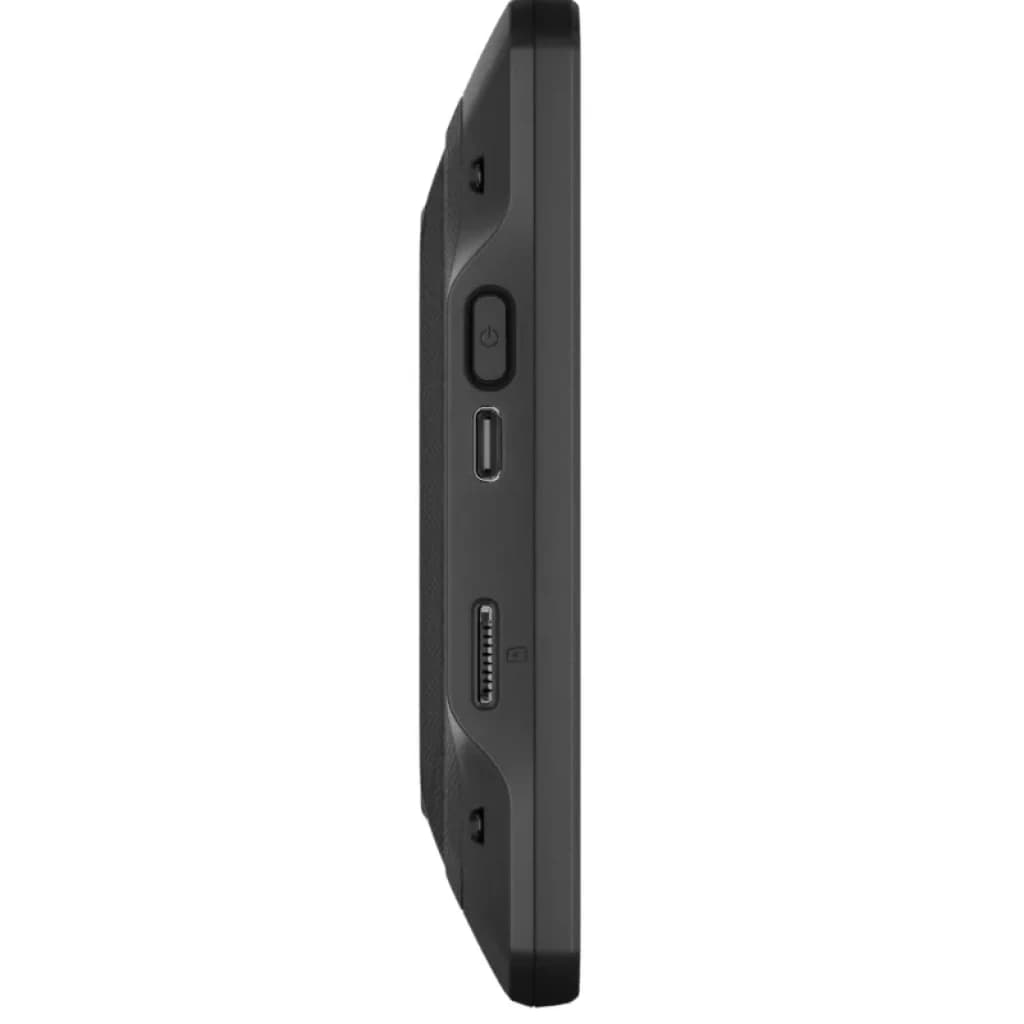 Vista lateral del Garmin Camper 895 con botón de encendido, puerto USB‑C y conector para base; diseño delgado y borde antideslizante en color negro