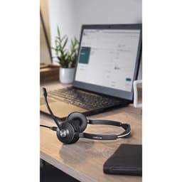 Jabra Engage 75 Estéreo Bluetooth Negro, imagen real encima de una mesa de escritorio