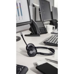 Jabra Engage 75 Estéreo Bluetooth Negro, imagen real encima de una mesa de oficina
