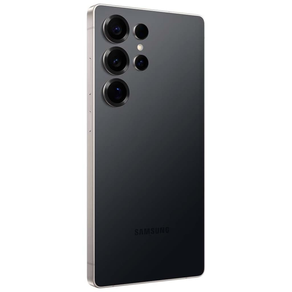 Módulo trasero con cuatro cámaras grandes y flash en cubierta negro titanio; bordes metálicos rectos y acabado brillante, diseño premium minimalista
