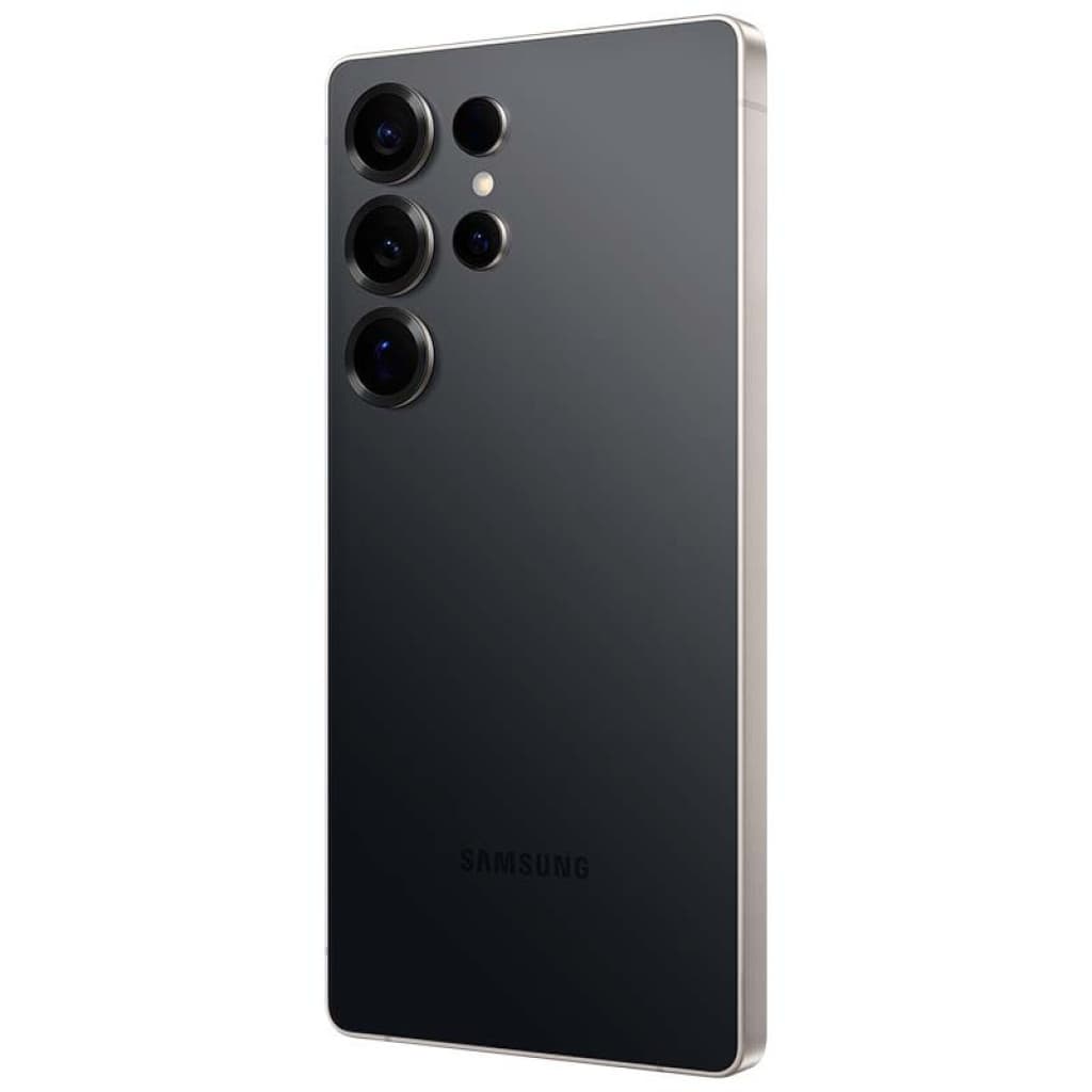 Smartphone negro titanio con acabado premium, bordes metálicos y triple cámara trasera con lentes grandes y flash; diseño delgado y moderno brillante