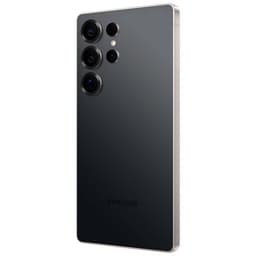 Smartphone negro titanio con acabado premium, bordes metálicos y triple cámara trasera con lentes grandes y flash; diseño delgado y moderno brillante