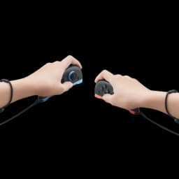 Manos sosteniendo dos Joy-Con de Nintendo Switch 2 con correas, uno azul y otro rojo, mostrando botones, sticks y cables conectados para juego seguro