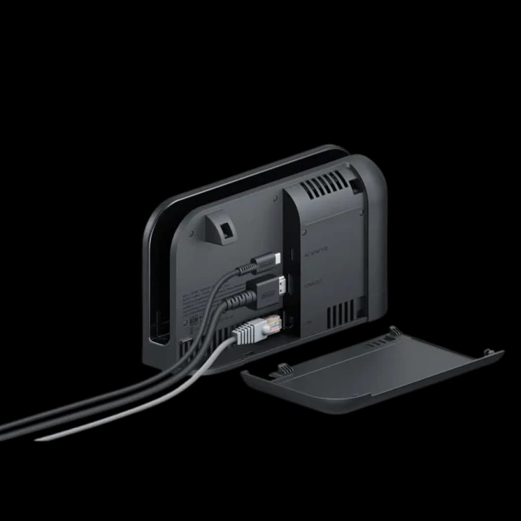 Base dock de Nintendo Switch 2 en negro con tapa abierta, puertos HDMI y USB visibles, cables conectados y ventilación lateral para mejor enfriamiento