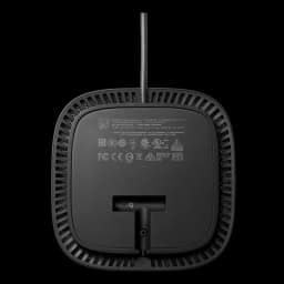 Base HP USB-C G5 negra, forma cuadrada con rejillas de ventilación perimetrales, cable USB-C fijo superior, icono USB-C frontal y puertos en laterales ocultos