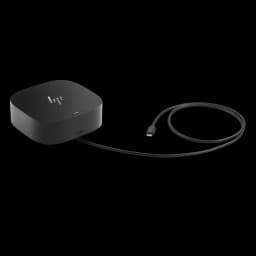 HP Base USB-C G5 compacta en negro con cable USB-C integrado; cuerpo cuadrado con logo HP y puerto frontal, diseño portátil para conectar USB, HDMI, RJ45