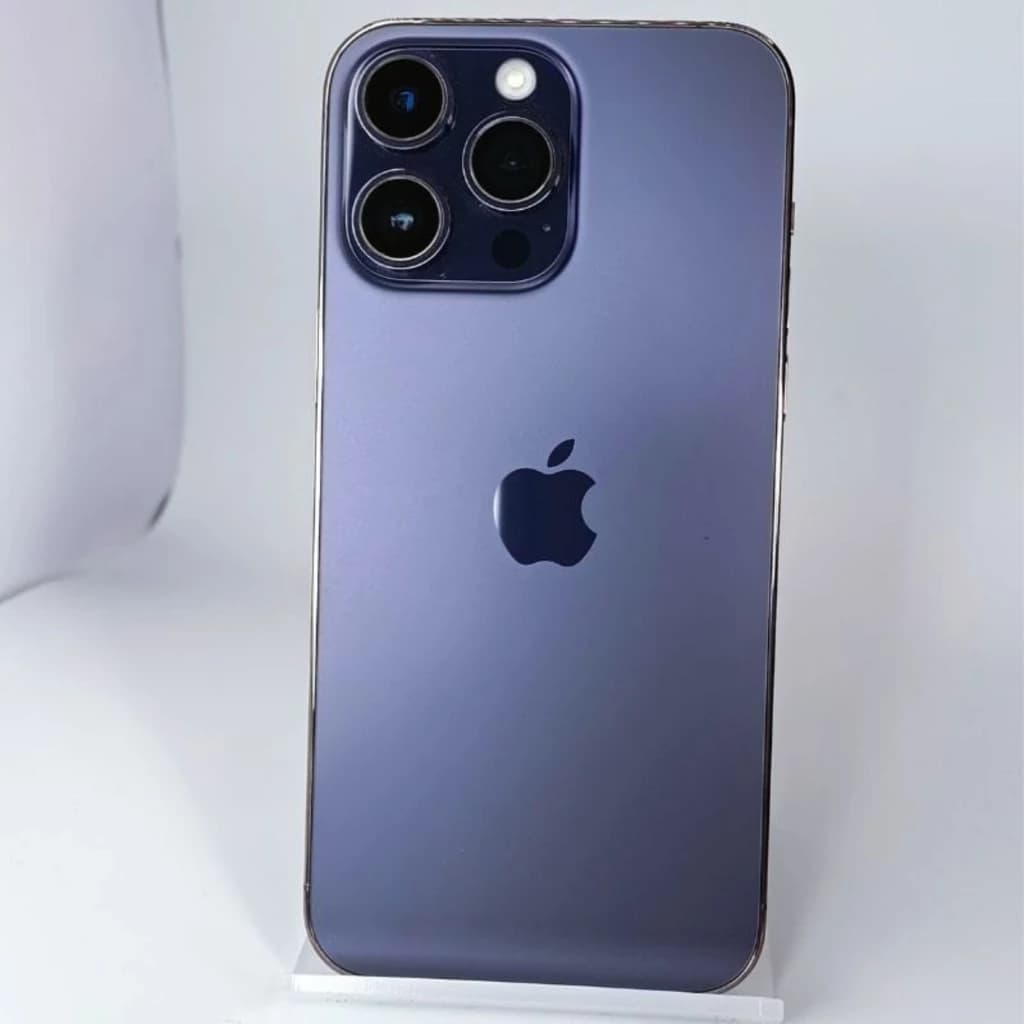 Dos violet profond avec logo Apple centré, triple capteur photo proéminent, bords métalliques brillants; finition soignée iPhone 14 Pro 256Go Or rénové