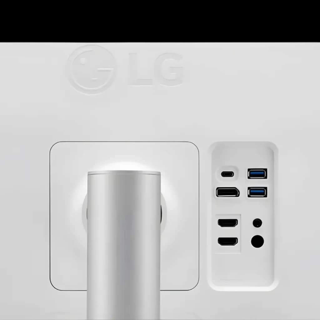 Parte trasera del monitor LG 27UP850K-W en blanco, soporte cilíndrico y puertos: 2 USB-A azules, 2 USB-C, HDMI, DisplayPort y entrada de audio